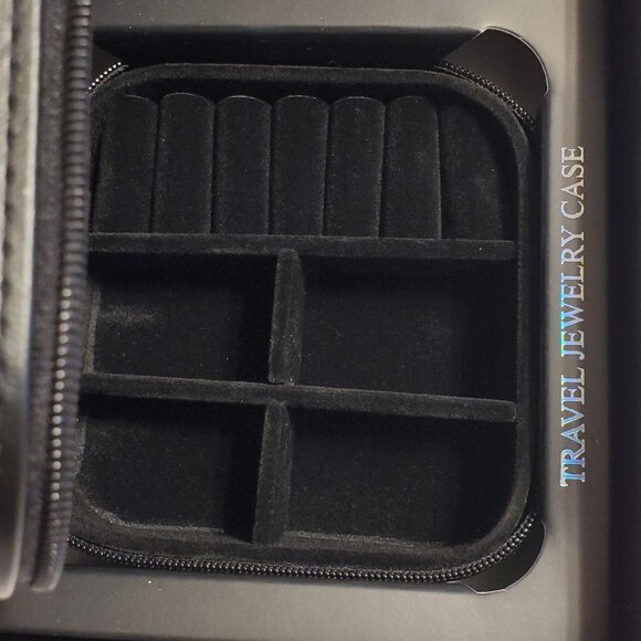 NWT in Giftbox - GUESS SILVER Heart Bracelet/Earrings with travel jewelry case - Picture 6 of 12